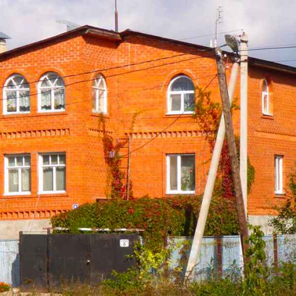 Первый дом, построенный из кирпича предприятия (1995 г.)